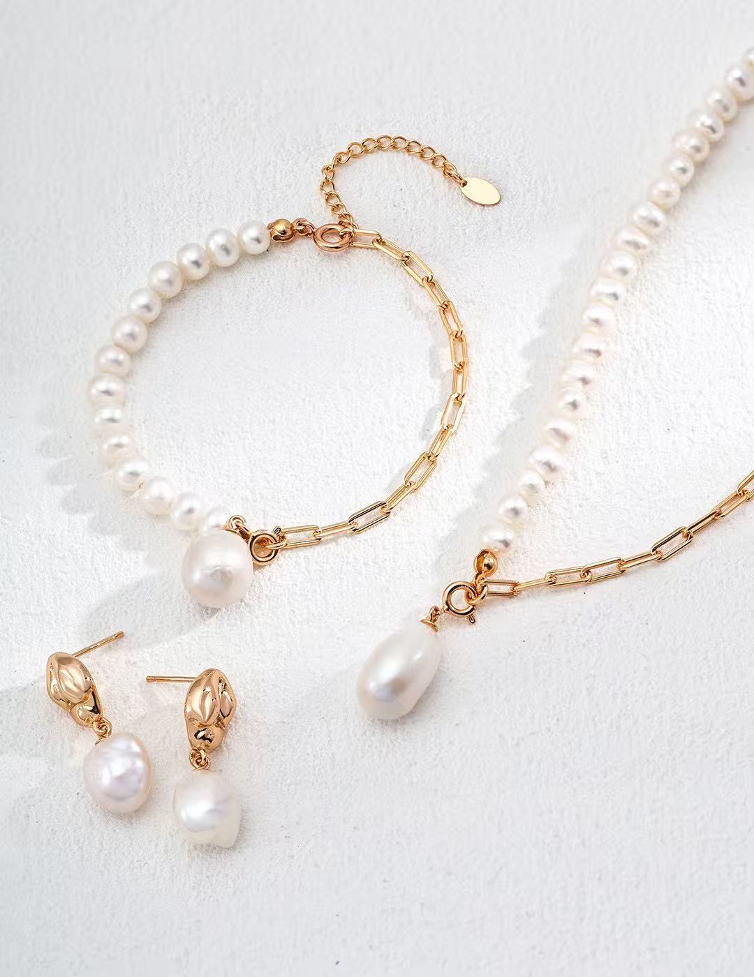 Luna Pearl Bracelet